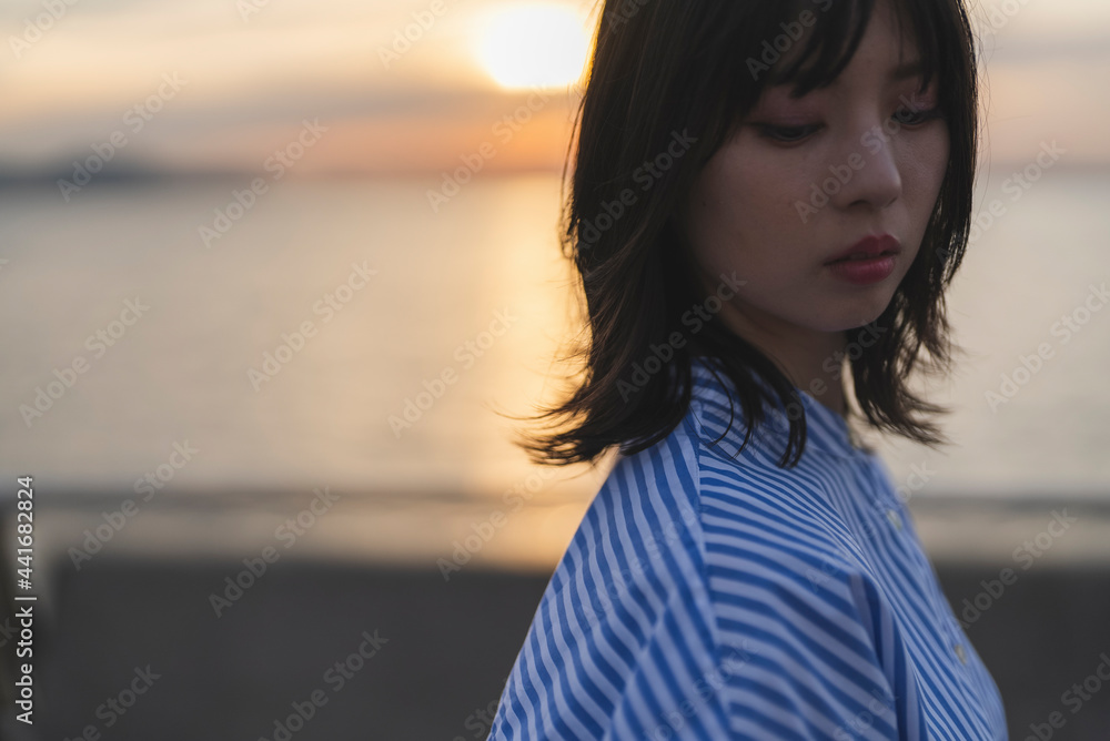 夕暮れの海にいる女性 夕暮れの海にいる女性
