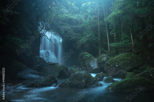 和歌山県の絶景 桑ノ木の滝 新緑