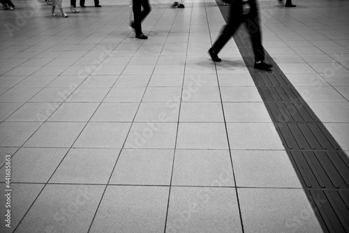 渋谷駅から帰宅するため、電車の改札に向かう通行人の足並み