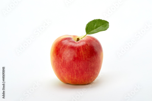 흰 배경 위의 신선한 사과 