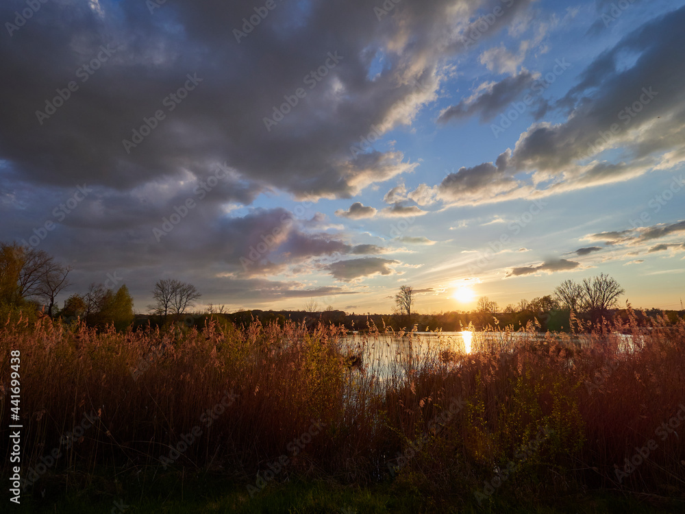 Obraz premium Sonnenuntergang im Vogelschutzgebiet NSG Garstadt bei Heidenfeld im Landkreis Schweinfurt, Unterfranken, Bayern, Deutschland