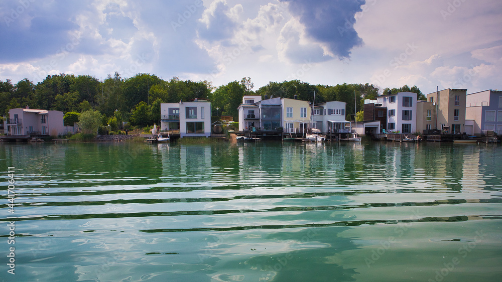 Obraz premium Moderne Ferienhäuser und schwimmende Häuser am Ufer des Hainer Sees bei Leipzig, Neuseenland, Neukieritzsch, Landkreis Leipzig, Sachsen, Deutschland