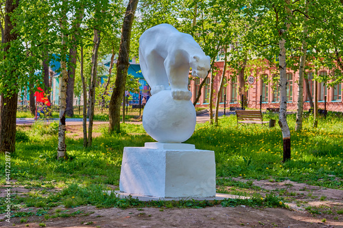 Fotografie white monument to the Panthers on the ball