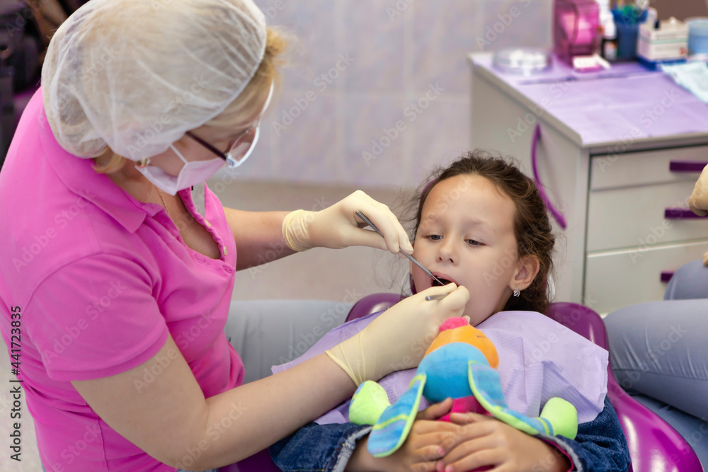 Obraz premium Child at dentist's appointment