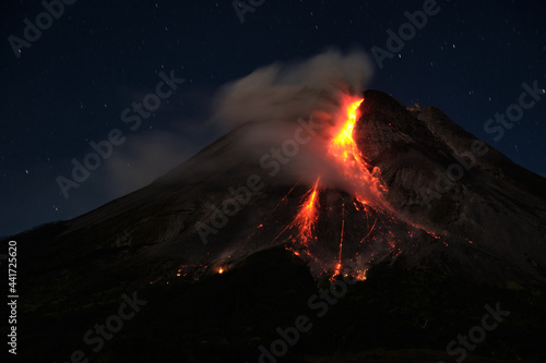 Mount Merapi erupts with high intensity at night during a full moon, the slide of material avalanches reaches 2700 meters