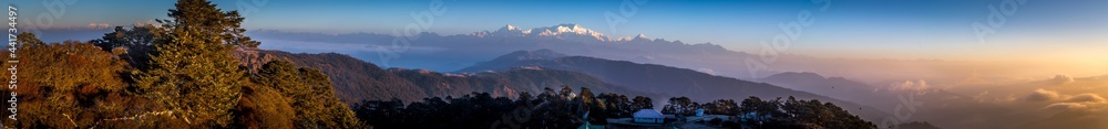 Obraz premium Kanchenjunga and Everest in a single frame, Sandakphu,West Bengal, india