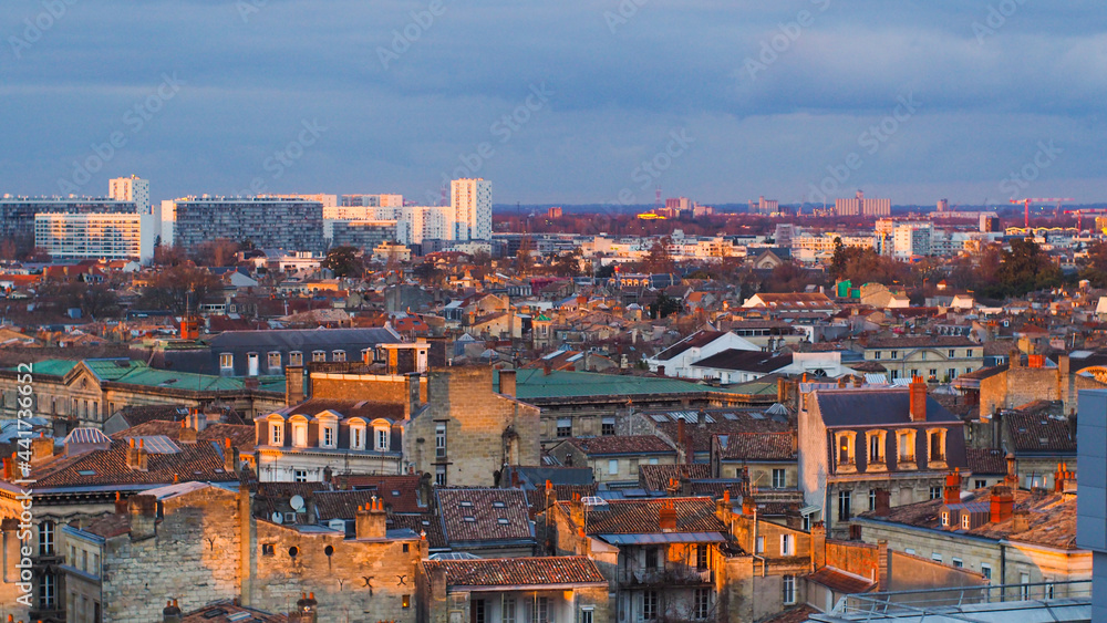 Ville de Bordeaux, observée depuis le 7ème étage d'un immeuble, pendant le coucher du soleil