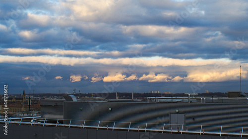 Ciel grumeleux et foncé au-dessus de Bordeaux, pendant le coucher du soleil