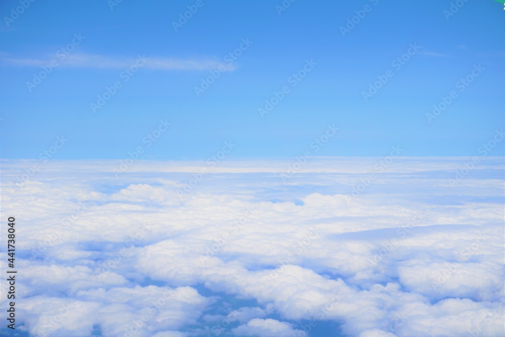 美しい青のグラデーションとフワフワの雲