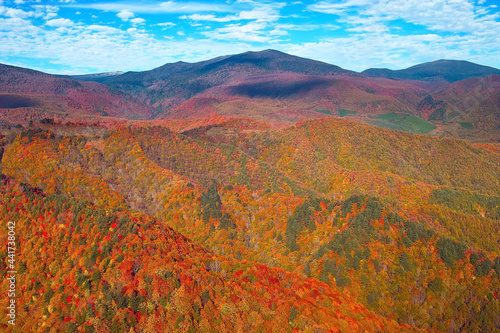紅葉する山が連なる秋の風景