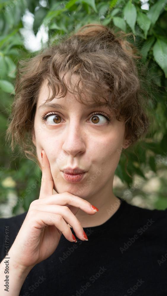 Verrücktes Portrait einer jungen Frau Verrücktes Portrait einer jungen Frau