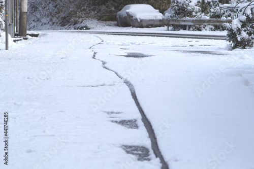 Wallpaper Mural 雪の積もった道路　1本の自転車の跡 Torontodigital.ca