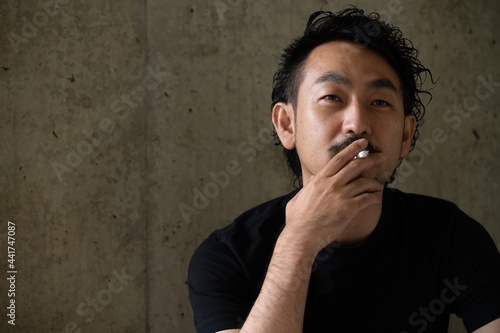 Slika na platnu タバコを吸う日本人の中年男性1 コピースペースあり