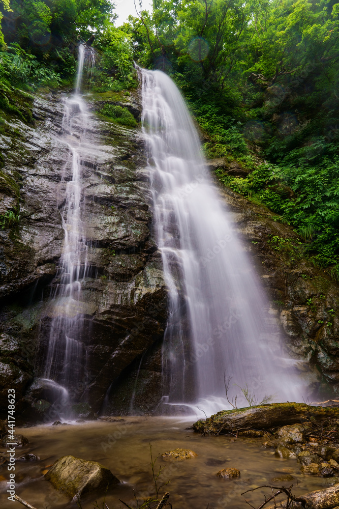 Obraz premium 越後湯沢温泉から歩いて行ける滝沢公園不動滝大ぜん
