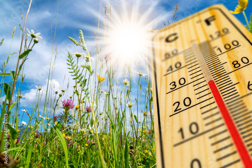 Canvas-taulu Thermometer zeigt warme Temperatur