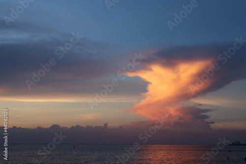Fototapeta Naklejka Na Ścianę i Meble -  Beautiful seascape ocean with sunset.
