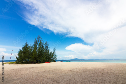 Fototapeta Naklejka Na Ścianę i Meble -  Beautiful white sand beach with blue sky and turquoise sea of Bamboo island or Koh Mai Pai. Phi Phi island national park in Krabi, Thailand.