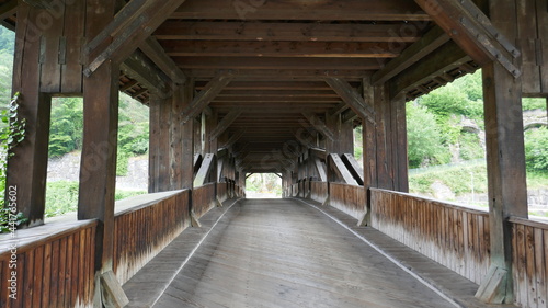 Blick durch die Holzbrücke in Forbach