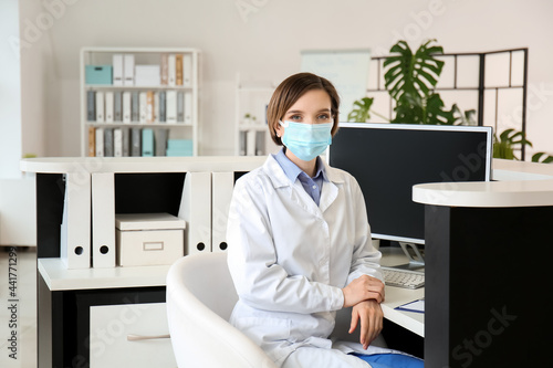 Female medical assistant wo...