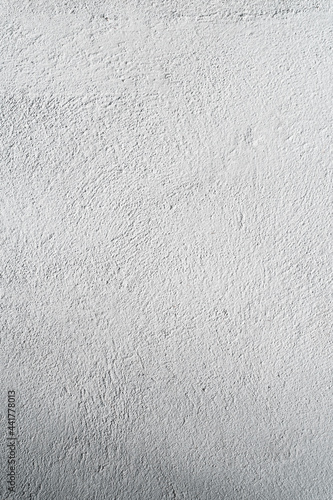 Biała zniszczona ściana, piękne tło, popękana tekstura.