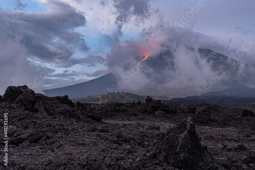 Photo Scenic View Of Volcanic Mountain Against Sky And Pacaya Volcano