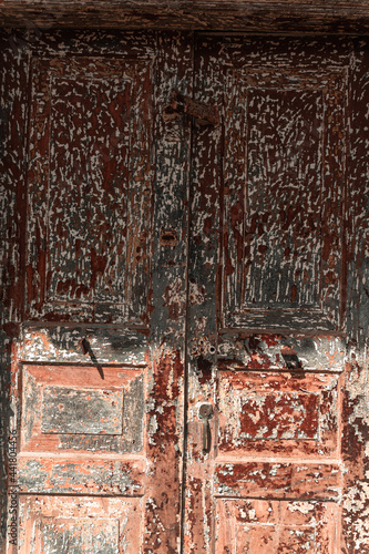 Czerwono brązowe tło, tekstura zniszczona brudna ściana, popękana struktura.