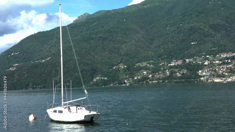 Barca a vela ormeggiata sul lago Barca a vela ormeggiata sul lago