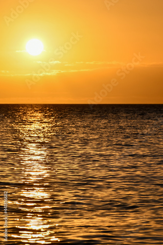 Coucher de soleil sur la baie des citrons    Noum  a