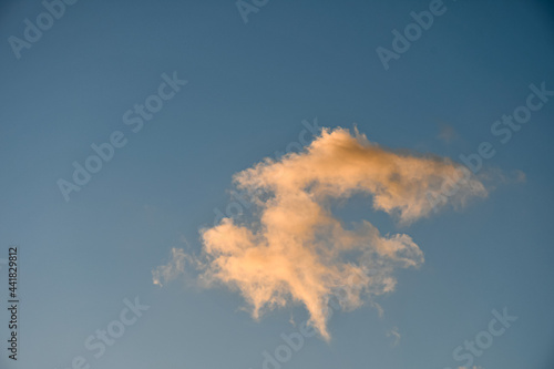 Nuage coloré par le coucher du soleil dans le ciel calédonien