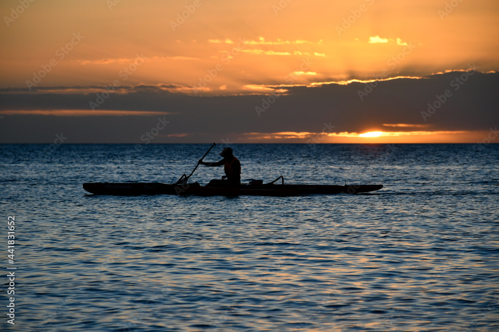 Fototapeta premium Kayak sur l'océan pacific au coucher du soleil