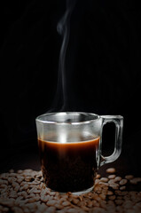 Leinwandbilder Kaffee Bar Kaffeetasse mit Bohnen schwarzer Hintergrund  © Anna