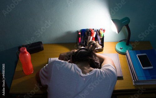 estudiante joven estresado y cansado.  photo