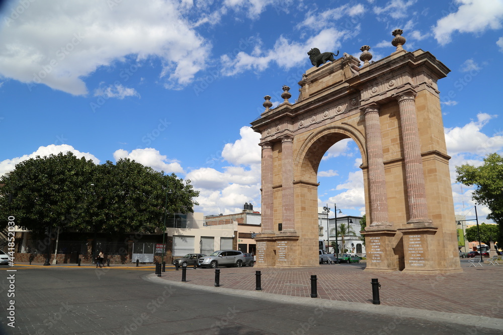 Fototapeta premium El Arco Triunfal de la Calzada de Los Héroes, mejor conocido como