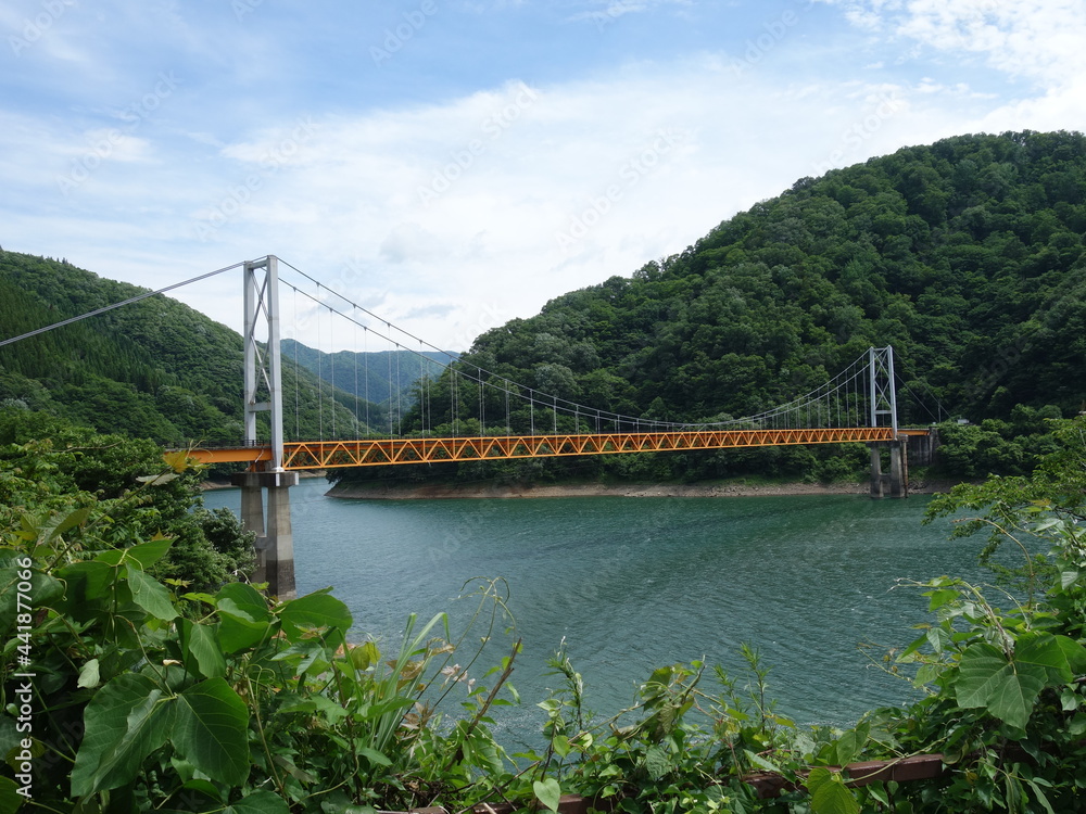 Fototapeta premium 湖に架かる赤い橋
