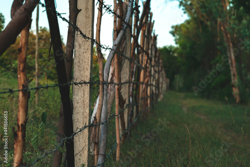 Rural barbed wire fencing : protection and protection concepts