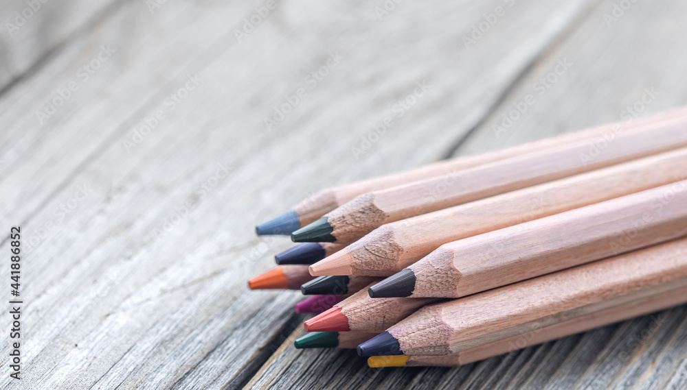 Obraz premium Close up of colored pencils on a wooden surface.