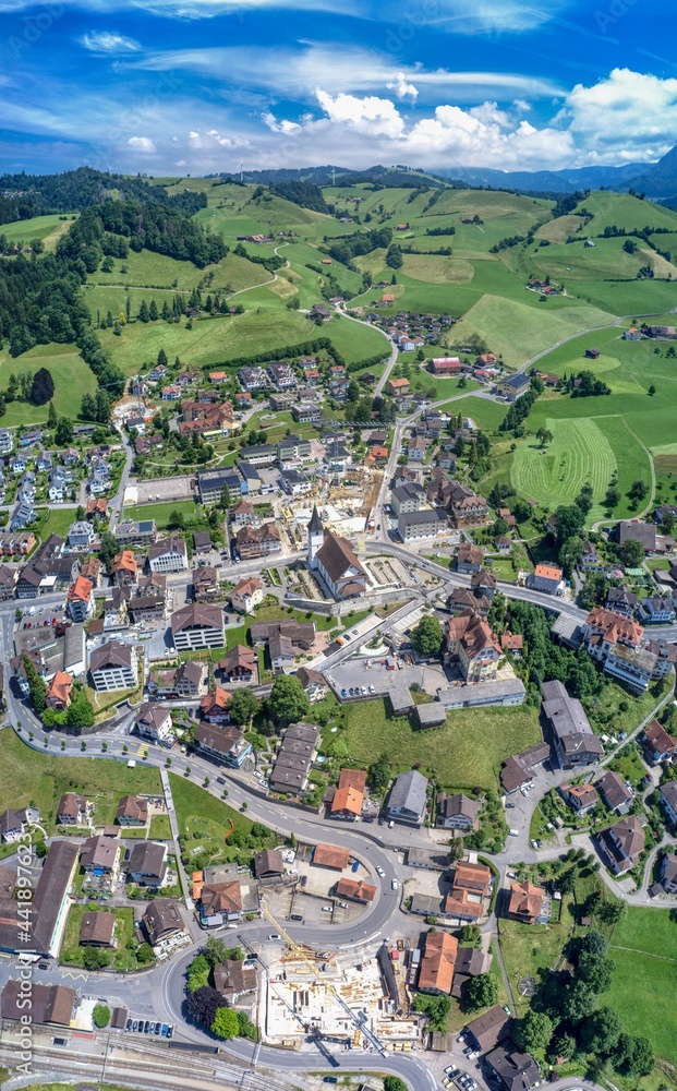 Die Gemeinde Entlebuch im Kanton Luzern aus der Luft betrachtet, Schweiz (Juni 2021)