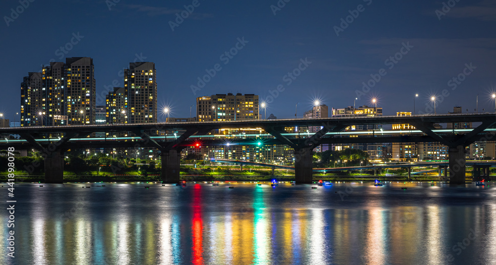 Obraz premium 서울 한강의 스카이라인과 반짝이는 야경 파노라마