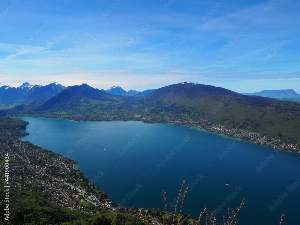 Lac Annecy en Haute Savoie , vue du mont Veyrier. Lc bleu, entouré de montagne