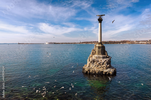 Obraz na plátně Monument to scuttled Russian ships to obstruct entrance to Sevastopol bay