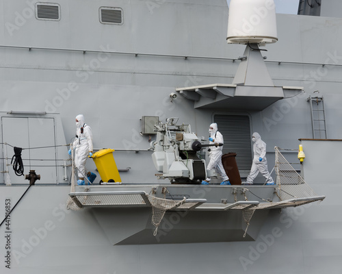 Fotografie, Obraz ANTIAIRCRAFT CANNON AND CREW - An artillery position on deck the Italian guidet