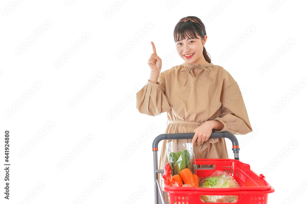 スーパーで指をさす若い女性 スーパーで指をさす若い女性