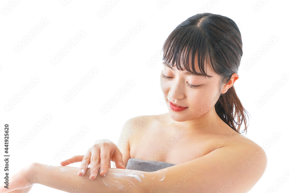肌にクリームを塗る若い女性