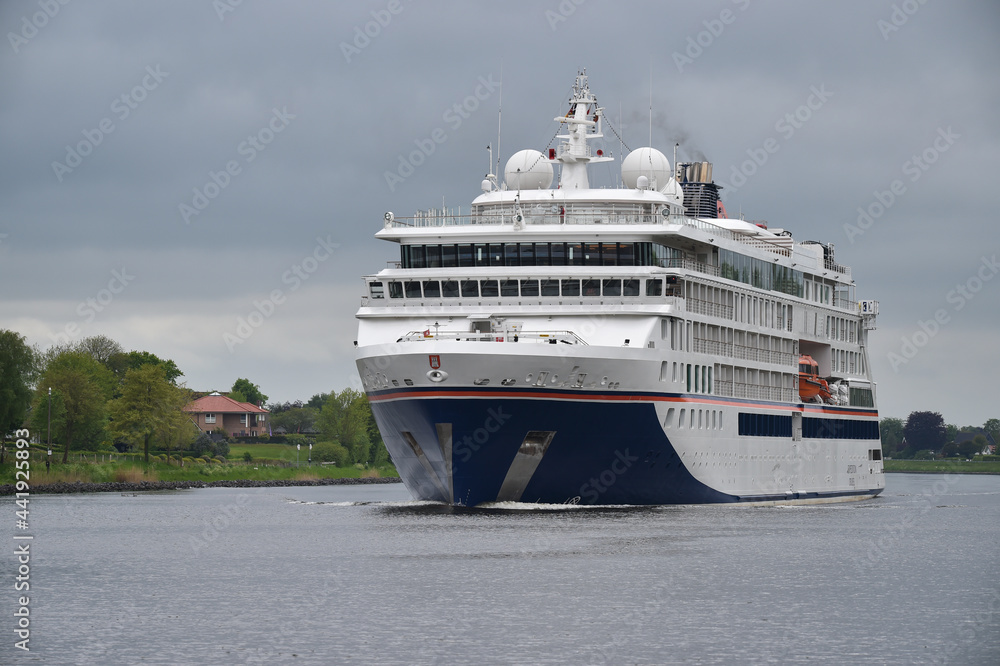 Traumschiff im Nord-Ostsee-Kanal 