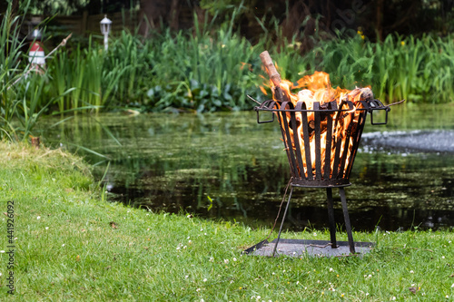 Brennender Feuerkorb am Gartenteich