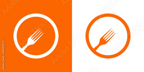 Logo con tenedor en circulo lineal en fondo naranja y fondo blanco.