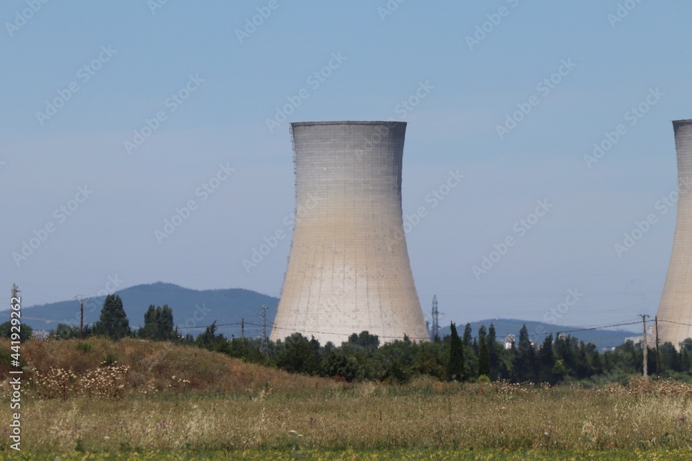 La centrale nucléaire du Tricastin, vue sur les tours de refroidissement, ville de Saint Paul Trois Chateaux, departement de la Drome, France La centrale nucléaire du Tricastin, vue sur les tours de refroidissement, ville de Saint Paul Trois Chateaux, departement de la Drome, France