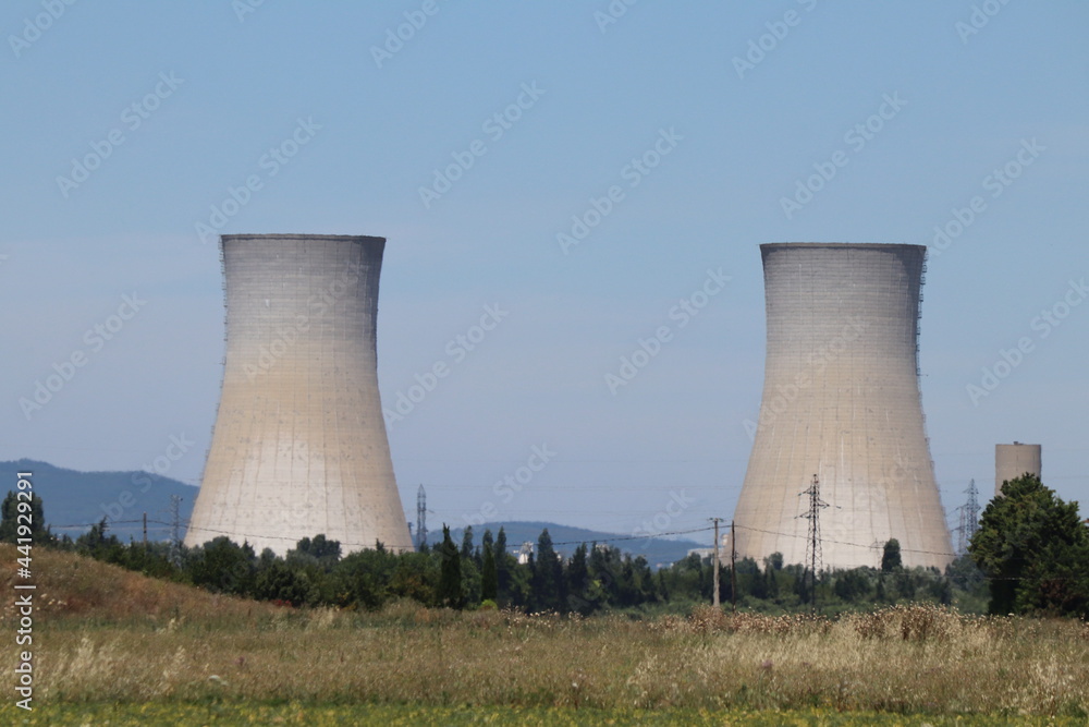 La centrale nucléaire du Tricastin, vue sur les tours de refroidissement, ville de Saint Paul Trois Chateaux, departement de la Drome, France