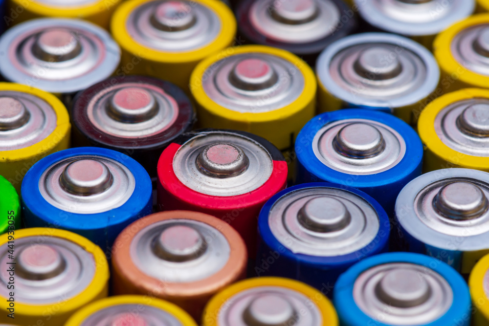 Nombreuses piles électriques AA usagées, alignées debout et vue de dessus. Concepts de dépense d'énergie et de recyclage des batteries Nombreuses piles électriques AA usagées, alignées debout et vue de dessus. Concepts de dépense d'énergie et de recyclage des batteries