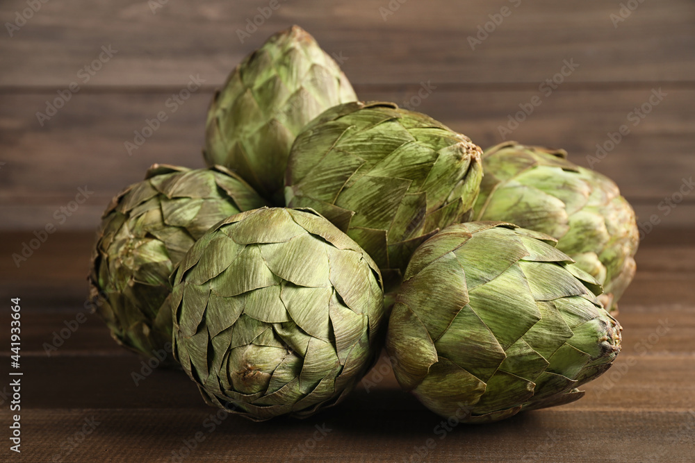 Obraz premium Many fresh raw artichokes on wooden table